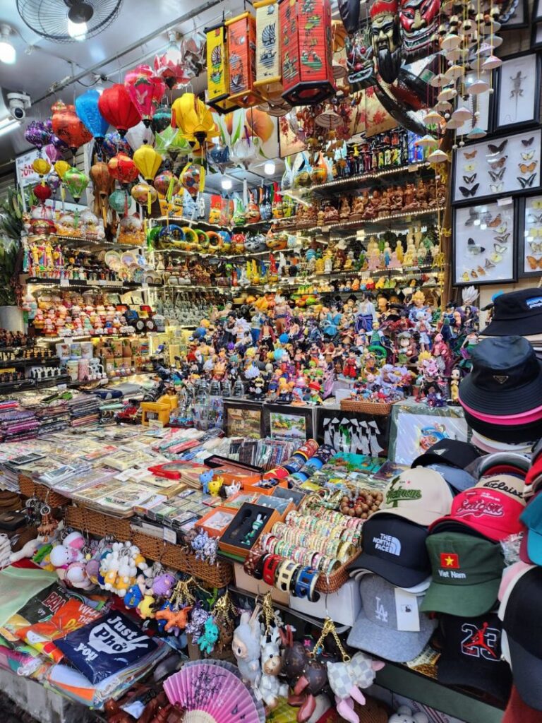 Ben Thanh Market - souvenirs
